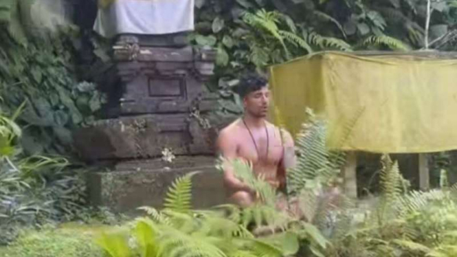 Viral di Media Sosial, Bule di Bali Meditasi Bugil di Depan Pelinggih Pura.