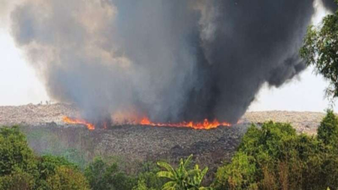 TPA Sukawinatan Palembang, Sumatera Selatan terbakar. 