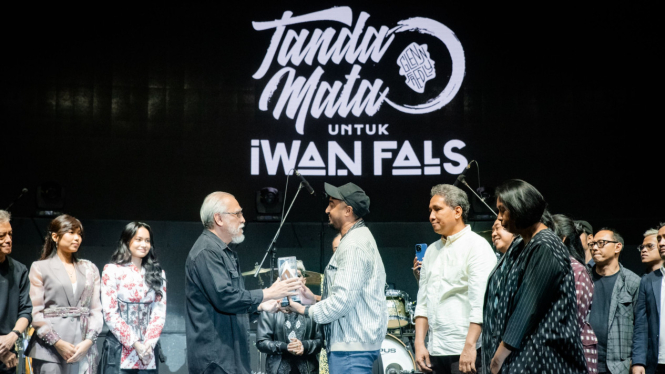 Penyerahan Tanda Mata untuk Iwan Fals