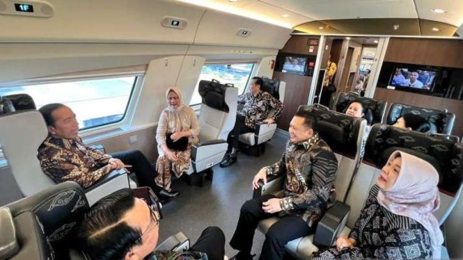Ketua MPR RI Bambang Soesatyo mendampingi Presiden Joko Widodo saat meresmikan Kereta Cepat Whoosh, Senin, 2 Oktober 2023.