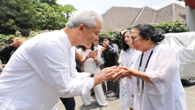 Bacapres Ganjar Pranowo mengunjungi kediaman Ceu Popong