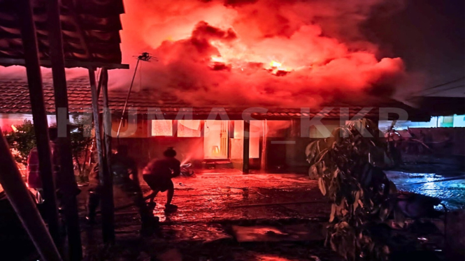 Kebakaran yang menghanguskan 10 rumah dinas TNI AD di Kubu Raya