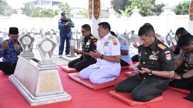 VIVA Militer: Panglima TNI Laksamana Yudo Margono ziarah ke Panglima Soedirman