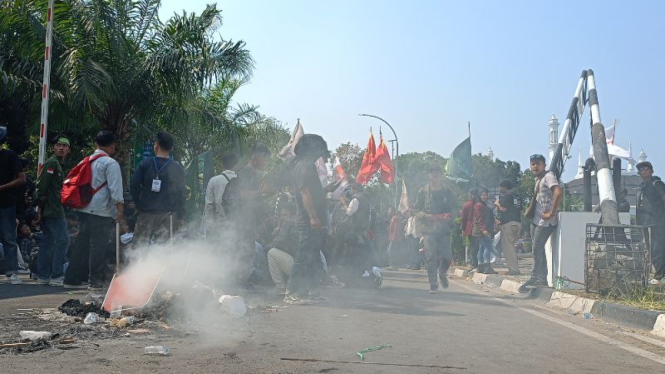 Ulang Tahun Banten Dikepung Demonstrasi, Mahasiswa Orasi di Sidang Istimewa