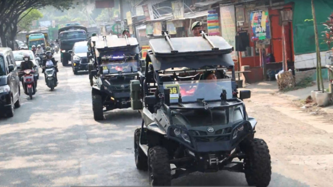 Pasukan Tengkorak Kostrad TNI Gerebek Kampung Kali Urik, Warga Terharu ...