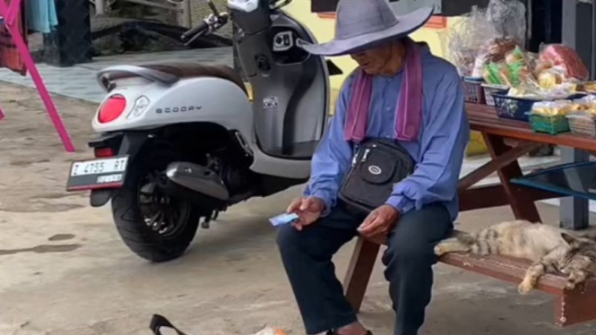 Tega Banget, Viral Kakek Penjual Gula Aren Kena Tipu Dibayar Uang Mainan