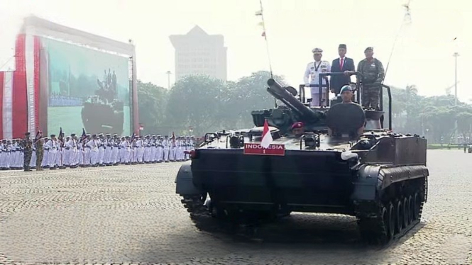 Presiden Jokowi inspeksi barisan HUT TNI-78 dengan Tank Amfibi di Lapangan Monas