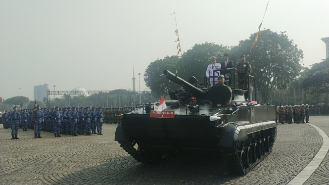 VIVA Militer: Presiden RI Joko Widodo dan Panglima TNI naik Tank Amphibi BMP-3F