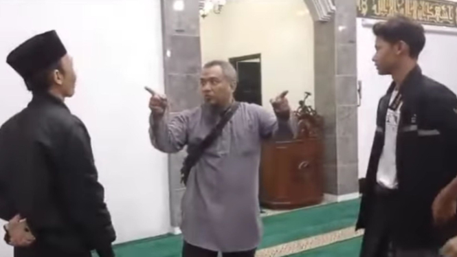 Viral, Bapak-bapak Ngamuk Gara-gara Jemaah Masjid di Surabaya Main Rebana