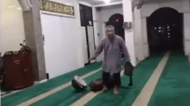 Viral, Bapak-bapak Ngamuk Gara-gara Jemaah Masjid di Surabaya Main Hadrah