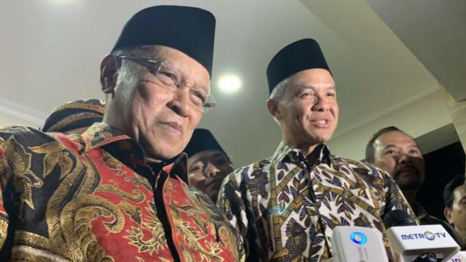 Bakal calon presiden dari PDI Perjuangan Ganjar Pranowo bersama mantan ketua umum NU Said Aqil Siroj di Jakarta, Kamis malam, 5 Oktober 2023.