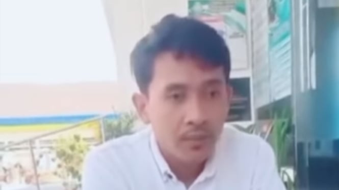 Guru honorer SMKN 1 Taliwang, Sumbawa, Akbar Serosa