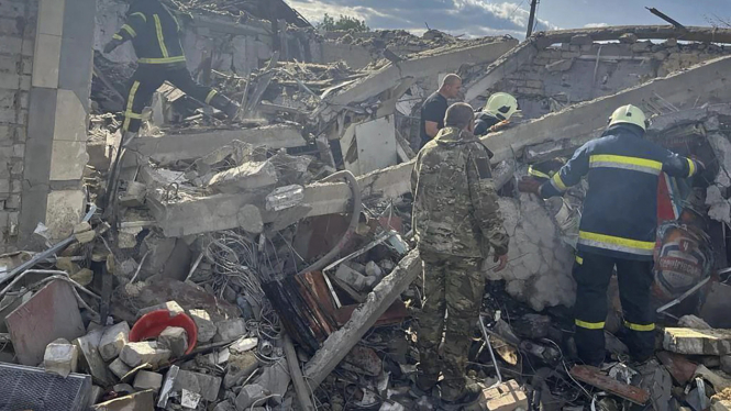 Serangan rudal Rusia ke desa Ukraina tewaskan 51 orang.