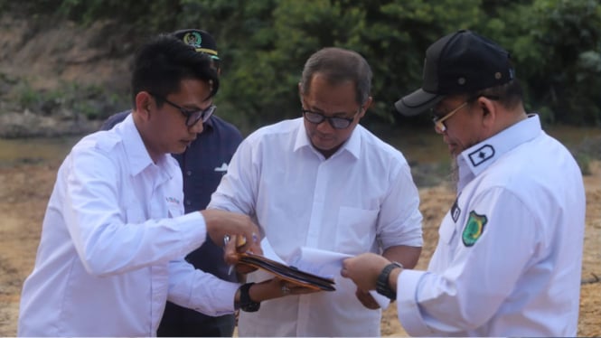 Komisi II DPR RI saat melihat Patok Batas Utama di Desa Sako Suban