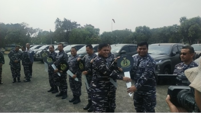 VIVA Militer: KSAL Laksamana TNI Muhammad Ali menyerahkan kendaraan dinas TNI AL