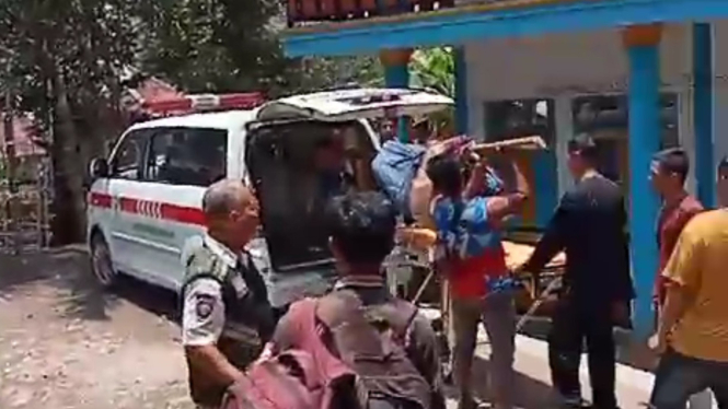 Evakuasi korban tertimpa pohon di Garut