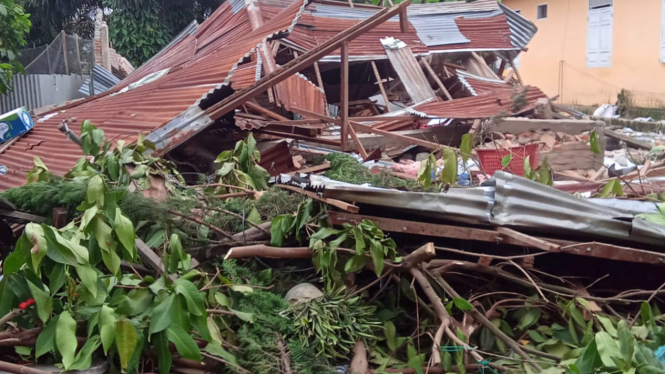 Rumah Pelaku Pencabulan 20 Anak di Pasaman Dihancurkan Warga