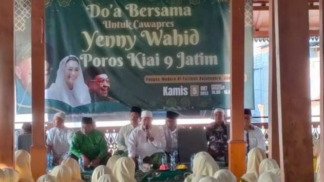 Sejumlah kiai dan habib tergabung dalam Poros Kiai 9 Jawa Timur menggelar doa bersama untuk Yenny Wahid menjadi bakal calon wakil presiden RI di Pompes Al Fatimah, Bojonegoro, Jawa Timur, Kamis, 5 Oktober 2023.