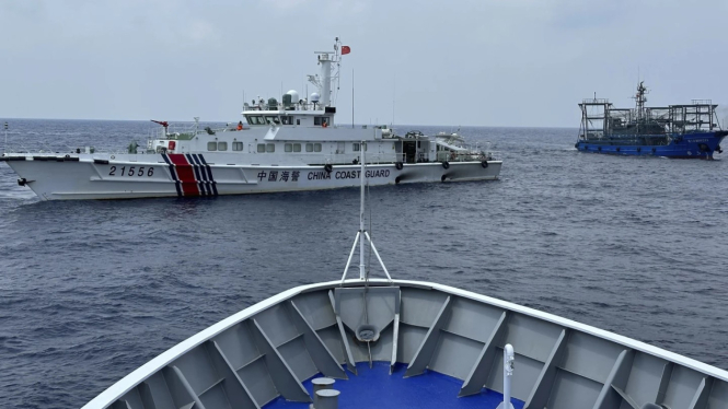 Sebuah kapal penjaga pantai Tiongkok hampir bertabrakan dengan kapal patroli Filipina di Laut Cina Selatan.