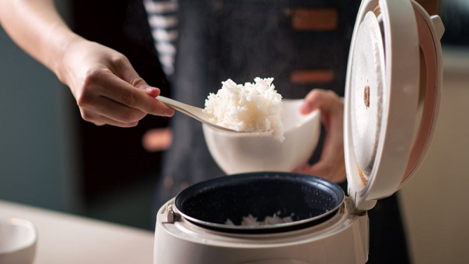 Ilustrasi menanak nasi dengan rice cooker