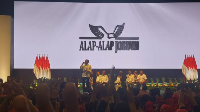 Presiden RI Joko Widodo menyampaikan arahan dalam agenda Konsolidasi Nasional Jaringan Relawan Alap-Alap Jokowi di Sentul International Convention Center (SICC), Bogor, Jawa Barat, Sabtu, 7 Oktober 2023.).