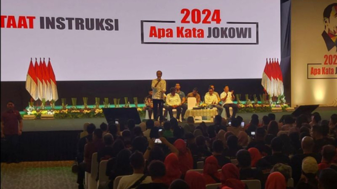 Presiden RI Joko Widodo (Jokowi) menyampaikan arahan dalam agenda Konsolidasi Nasional Jaringan Relawan Alap-Alap Jokowi di Sentul International Convention Center (SICC), Bogor, Jawa Barat, Sabtu, 7 Oktober 2023.