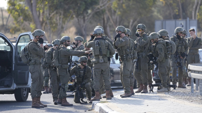 Tentara Israel berkumpul di pusat Kota Israel.