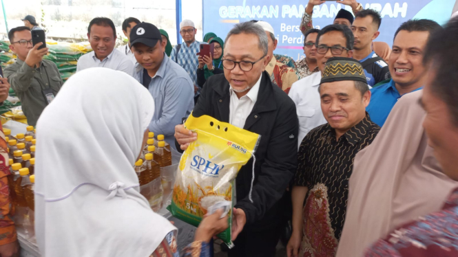 Zulhas bagi-bagi beras untuk warga Semarang