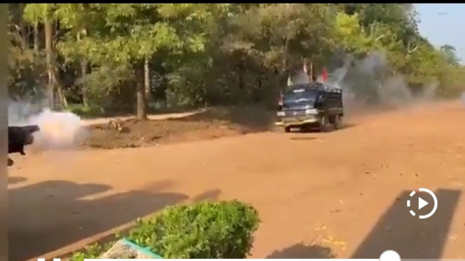 Tangkapan layar video memperlihatkan Polisi menembakkan gas air mata ke warga Seruyan.
