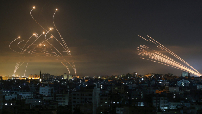 VIVA Militer: Serangan roket Hamas Palestina dihadapi rudal Iron Dome Israrel
