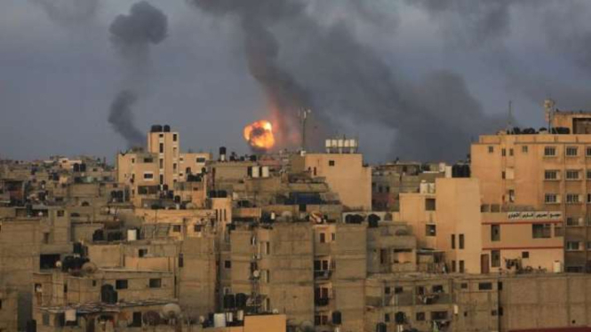 Arsip - Dalam foto yang diambil pada 11 Mei 2021 ini, terlihat asap hitam mengepul ke langit akibat ledakan yang disebabkan serentetan serangan israel di Kota Younis di Jalur Gaza bagian selatan.