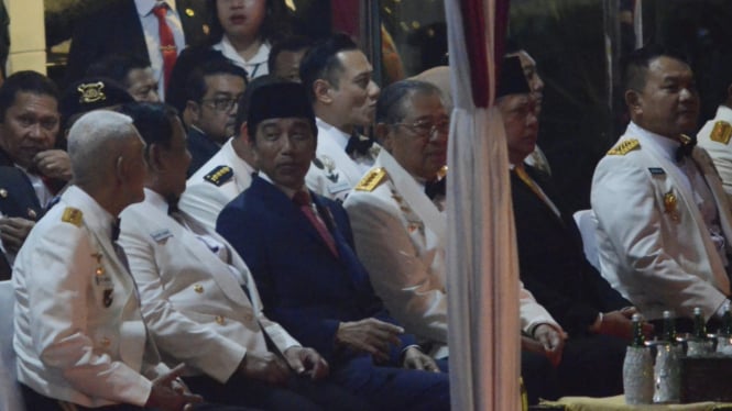 VIVA Militer: Presiden RI Joko Widodo diapit SBY dan Prabowo di Kemhan RI