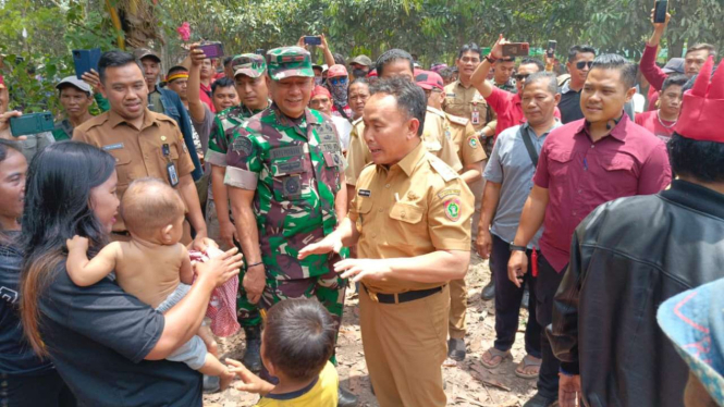 Gubernur Kalteng Sugianto Sabran saat menemui warga pasca bentrok di areal perkebunan sawit, Seruyan.