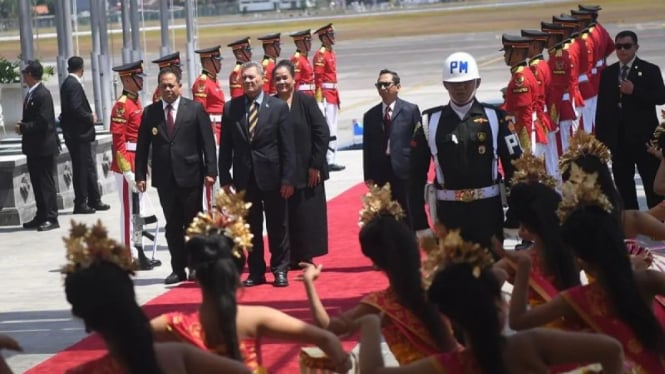 Perdana Menteri Tuvalu Kausea Natano (tengah) didampingi Penjabat Gubernur Bali Sang Made Mahendra Jaya (kiri) menyaksikan Tari Pendet setibanya di Terminal VVIP I Bandara I Gusti Ngurah Rai, Badung, Bali, Senin (9/10/2023). 