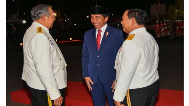 Jokowi tertawa riang bersama Prabowo dan SBY