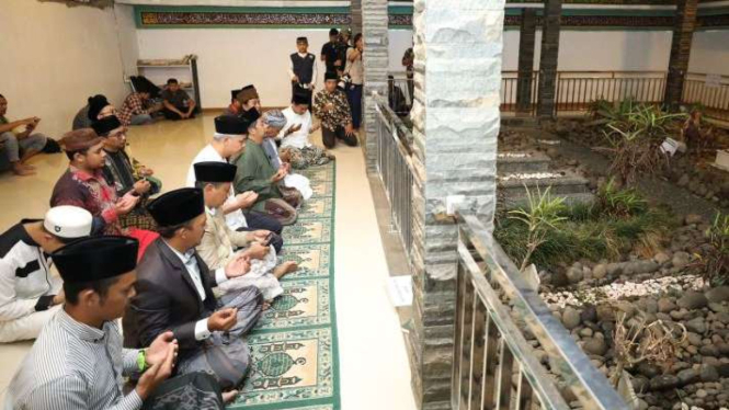 Ganjar Pranowo ziarah ke makam Khoer Affandi, pendiri Pondok Pesantren Miftahul Huda, di Tasikmalaya, Jawa Barat, Senin, 9 Oktober 2023.