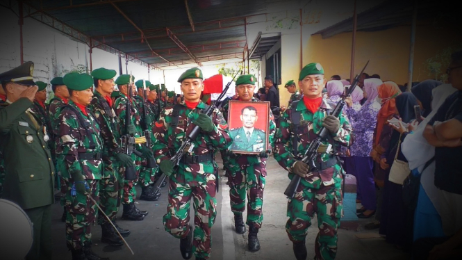 VIVA Militer: Prosesi pemakaman militer almarhum Kapten Mardjono.