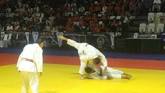 VIVA Militer: Pangkostrad Letjen TNI Maruli Simanjuntak membanting atlet Judo