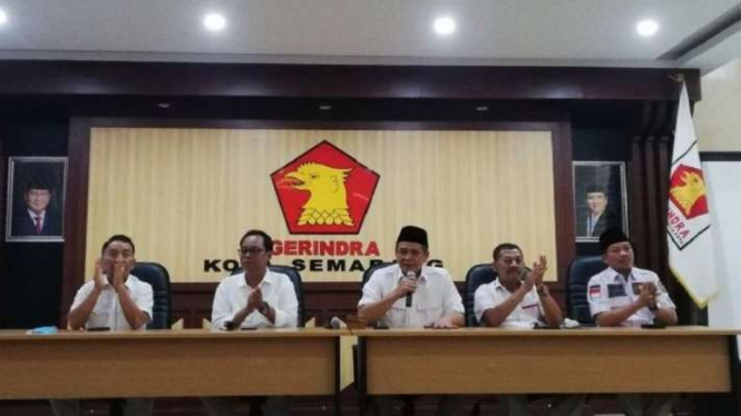 Ketua Partai Gerindra Kota Semarang Heri Pudyatmoko (tengah), didampingi jajaran pimpinan Partai Gerindra saat membuka Rapat Pimpinan Cabang di Semarang, Selasa, 10 Oktober 2023.