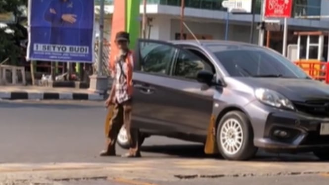 Viral Tukang Parkir di Semarang Kerja Naik Mobil