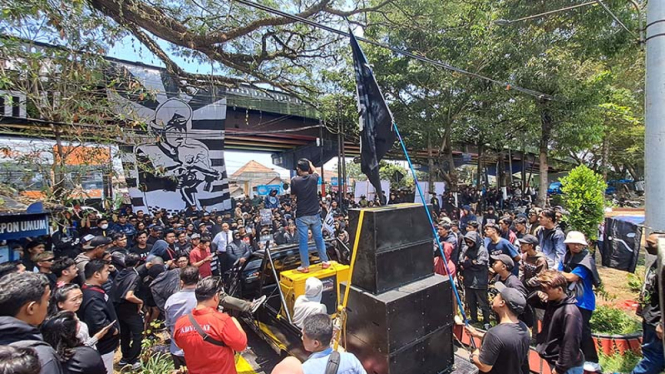 Demo di Kantor Pengadilan Negeri Kota Malang