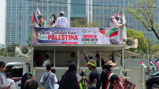Sejumlah massa dari Aqsa Working Group (AWG) melakukan aksi unjuk rasa memberikan dukungan Palestina di depan Gedung Kedutaan Besar Amerika Serikat di Jakarta.