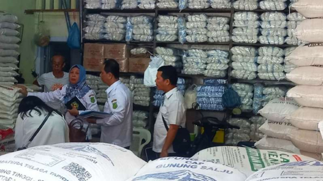 Petugas dari Pemko Medan saat mengambil sempel beras Pasar tradisional Pringgan,