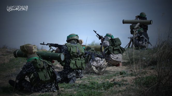 VIVA Militer: Pejuang Hamas Palestina memakai rudal 9M133 Kornet buatan Rusia