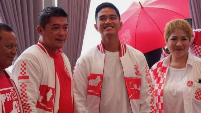 Ketum PSI Kaesang Pangarep menerima hadiah berupa jaket dari Kelompok Relawan Presiden Joko Widodo (Jokowi) Solidaritas Merah Putih (Solmet) di Jakarta, Rabu, 11 Oktober 2023.