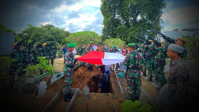 VIVA Militer: Prosesi pemakaman militer Sertu Syaiful Bahri.