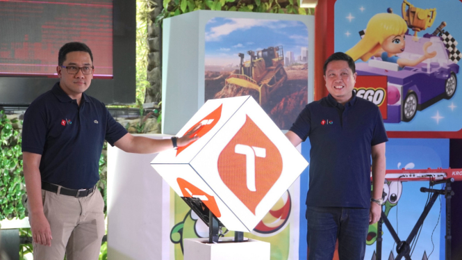 Head of Android Platforms and Ecosystems Google Indonesia Denny Galant (kiri) bersama Direktur Pemasaran Telkomsel Derrick Heng.