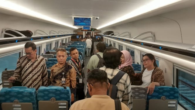 Interior kursi penumpang Kereta Cepat Jakarta Bandung