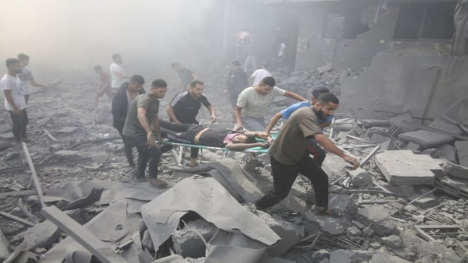 Warga Palestina mengevakuasi korban serangan udara Israel di Rafah, Gaza