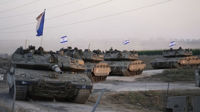 Konvoi tank Israel di perbatasan Gaza di Israel Selatan